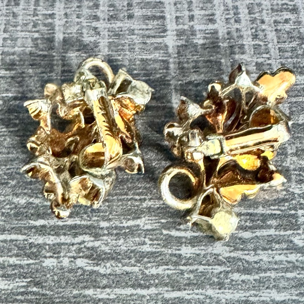 Vintage Coro lavender and white enamel floral clip on earrings 👂❤️